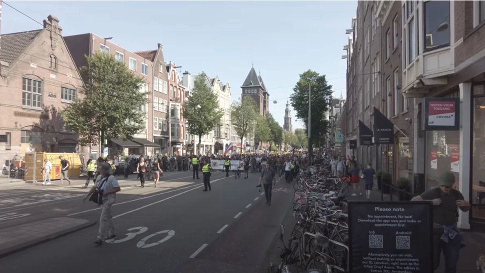 VIDEO Protest amplu anti-restricții: zeci de mii de oameni au cerut în stradă libertate, în Amsterdam