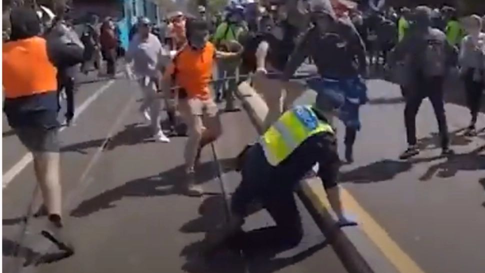 VIDEO Proteste ale antivacciniștilor în mai multe țări - Violențe și sute de arestări