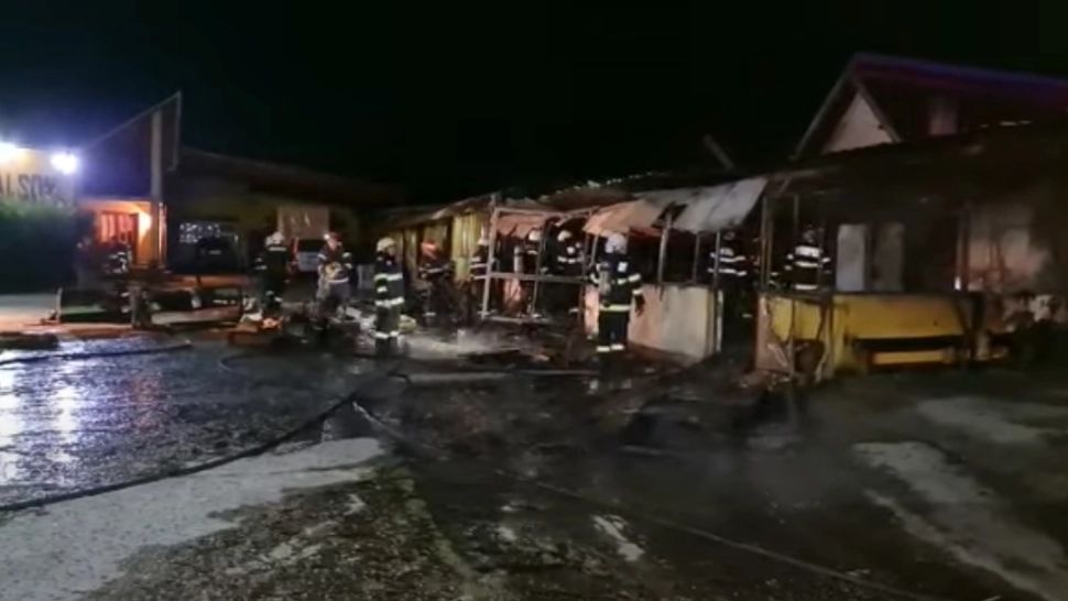 O fabrică de mobilă din țară, distrusă într-un incendiu puternic