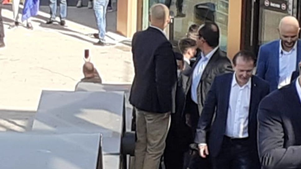 VIDEO - Florin Cîțu și echipa de susținători, primiți cu huiduieli la Iași: "Trădătorii! Securiștii!"