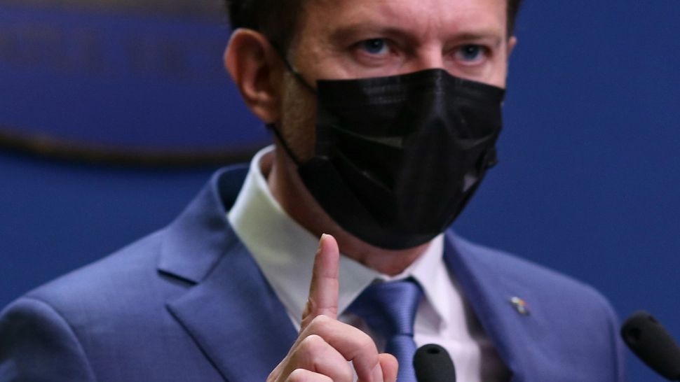 VIDEO Ce spun românii despre demiterea Guvernului Cîțu: pică sau nu la votul din Parlament?