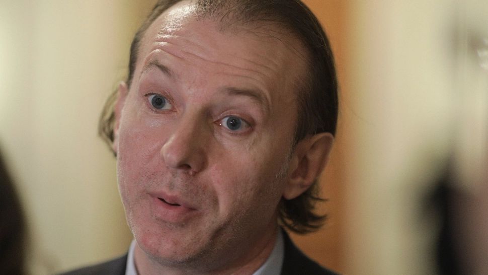 Protest anti-Cîțu la Guvern. Mobilizare în Piața Victoriei: Cîțu face o politică de lăutar, guvernează după ureche!