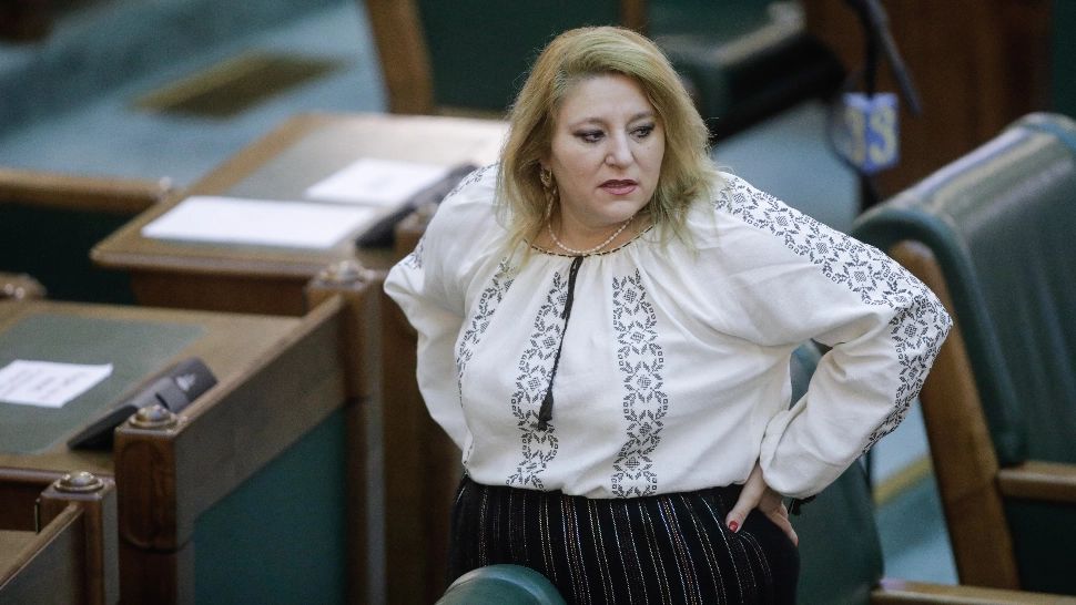 VIDEO - Șoșoacă, scandal monstru în Piața Mare din Sibiu: "Cât ai băut, bețivule care ești?" 