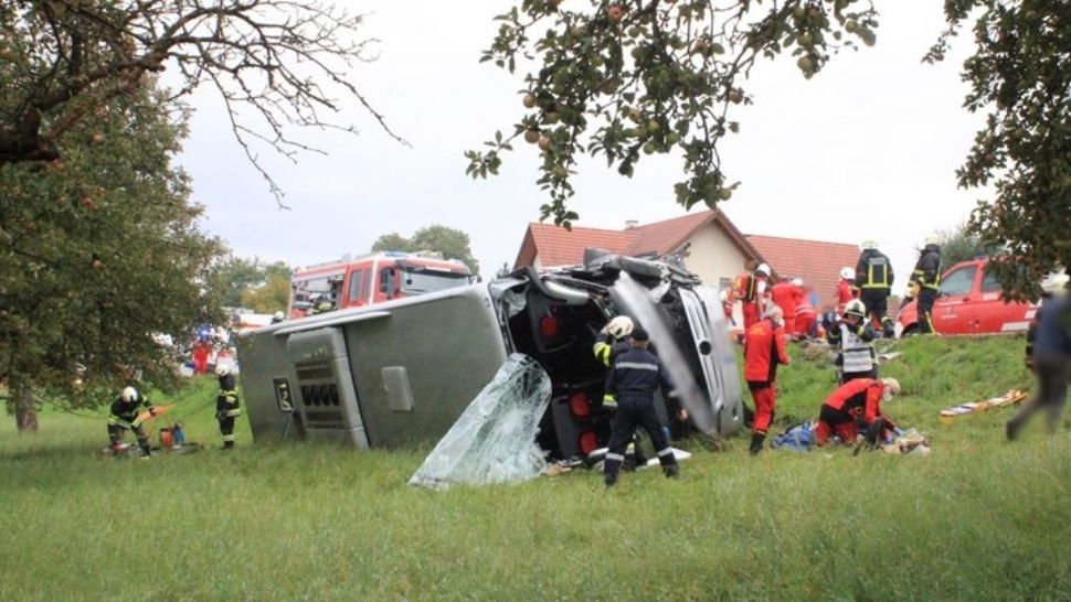 Accident grav, în Austria: 28 de victime, după ce autocarul în care se aflau s-a răsturnat