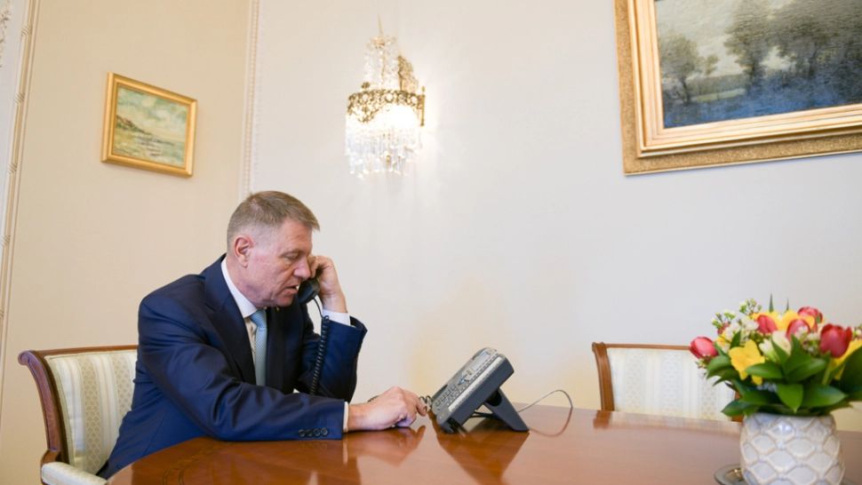 SURSE Plecat din țară, Klaus Iohannis dă ordine prin telefon pentru o alianță cu PSD