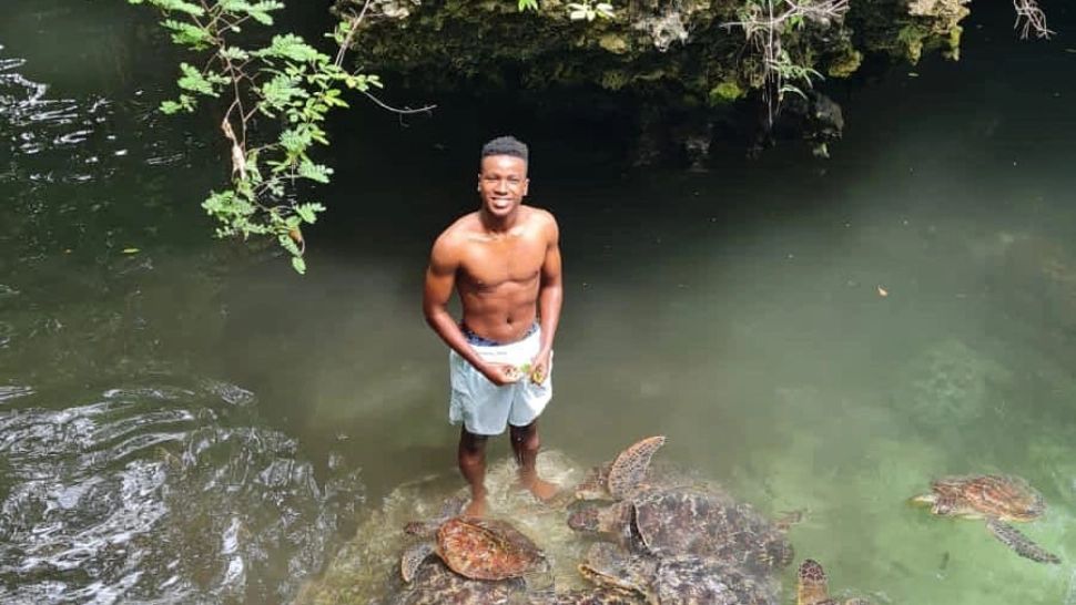 VIDEO Mudi, ghidul din Zanzibar care s-a îndrăgostit de România, a ajuns în țara sa favorită