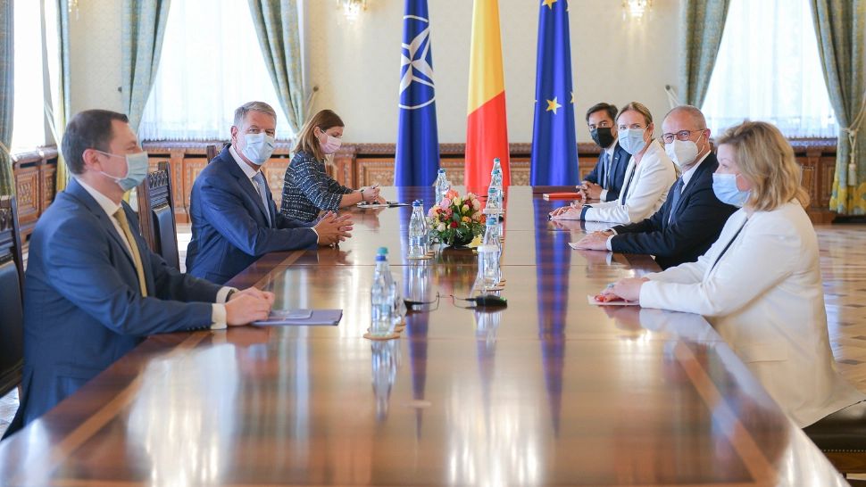 Klaus Iohannis, după întâlnirea cu reprezentanții OMV: Sunt necesare protejarea consumatorilor vulnerabili și investiții noi