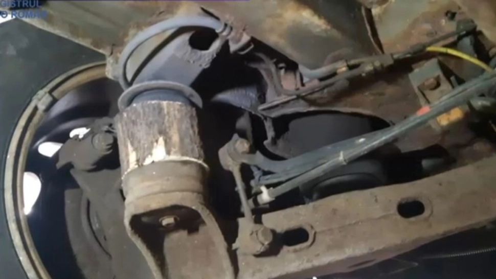 Mercedes cu suspensii de LEMN, descoperit la inspecția RAR