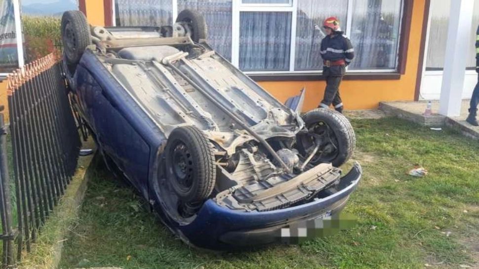 Incident teribil în Neamț. O şoferiţă s-a răsturnat cu maşina în curtea unei case