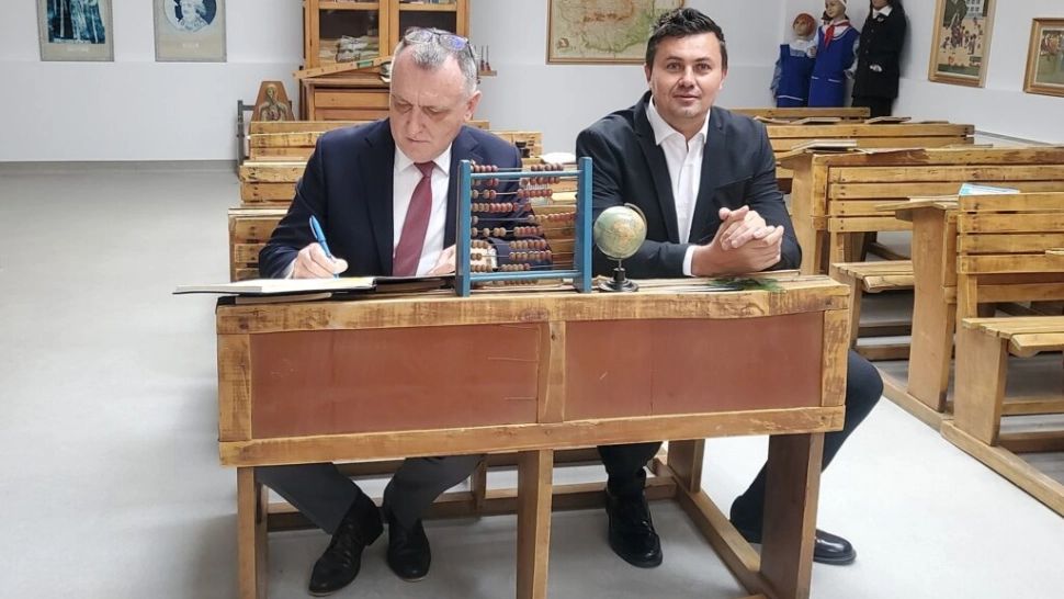 Școlile și grădinițele din România, la mâna unui fost manechin de lenjerie intimă - Primele declarații, pline de... cacofonii