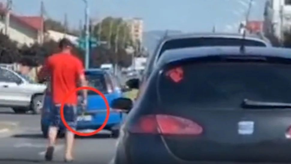Incident în trafic: Un șofer a sărit la bătaie în trafic cu un ciocan