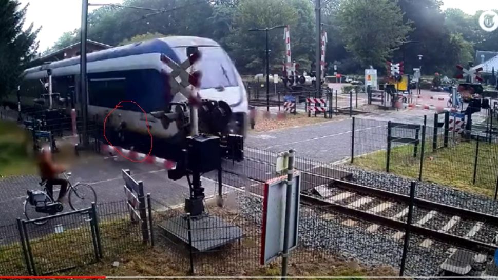 VIDEO Femeie, la un pas să fie lovită de tren, după ce a traversat linia ferată deși bariera era lăsată. Scene ȘOCANTE 