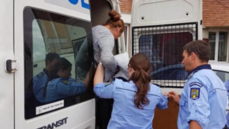 Femei REȚINUTE pentru angajări false în scopul obținerii indemnizației de creștere a copilului. Prejudiciu URIAȘ
