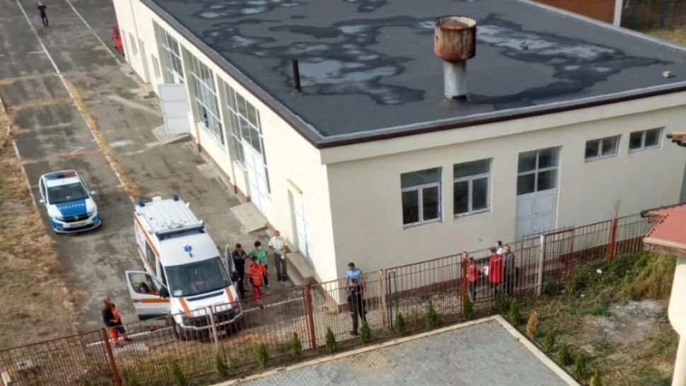 Elev de 16 ani, din Târgu Jiu, în comă după ce a încercat să sară gardul liceului în care învață. Anchetă URIAȘĂ a Poliției și Inspectoratului Școlar