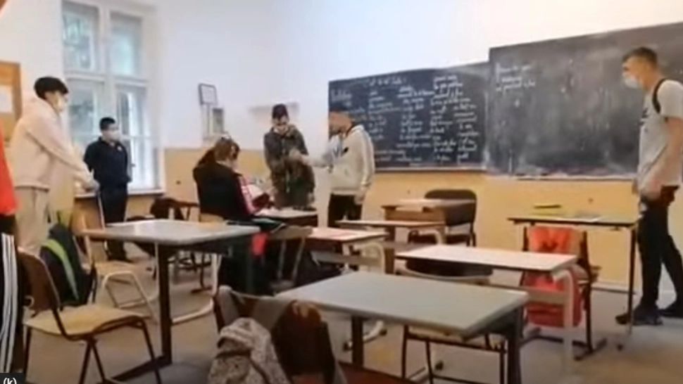 Elev de liceu, bătut CRUNT de 3 colegi, chiar în sala de clasă. Poliția a deschis dosar penal