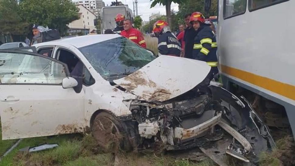 Accident grav în Capitală: 2 victime încarcerate, în urma unui impact violent dintre o mașină și un tramvai. Trafic blocat