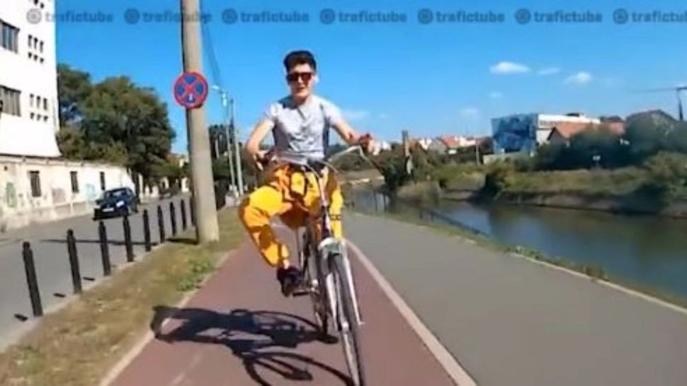 VIDEO | Incident mai puțin obișnuit în trafic! Doi bicicliști s-au ciocnit frontal, în Timișoara