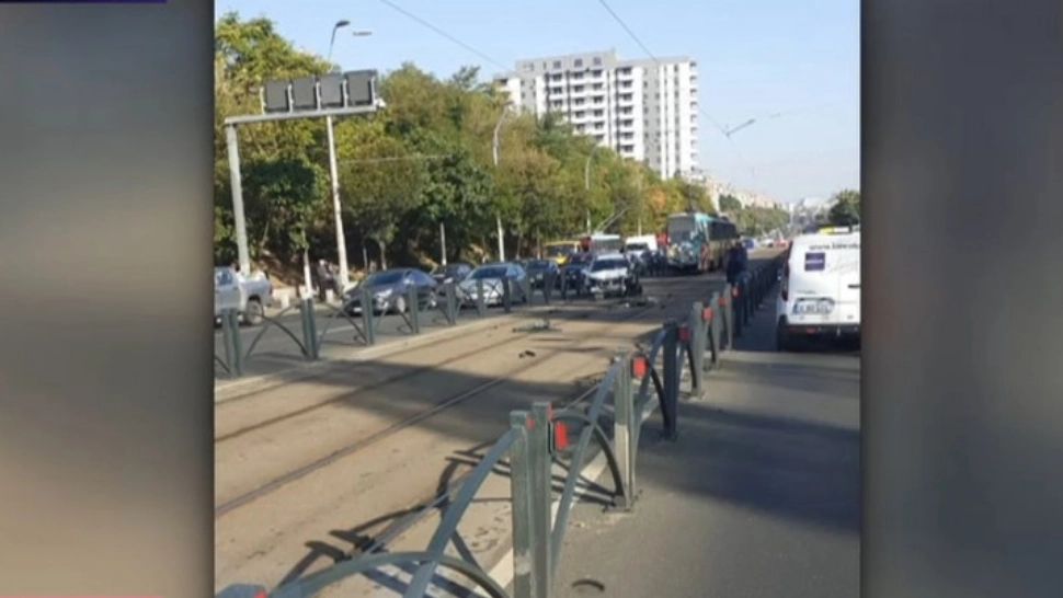 Accident grav, în Capitală. Circulația tramvaielor, blocată la Piața Sudului, după ce 2 mașini s-au izbit violent