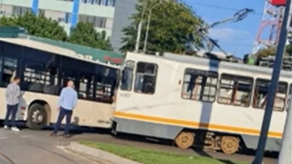 Accident grav în Capitală. Un tramvai a lovit un autobuz STB. Circulația tramvaielor, blocată