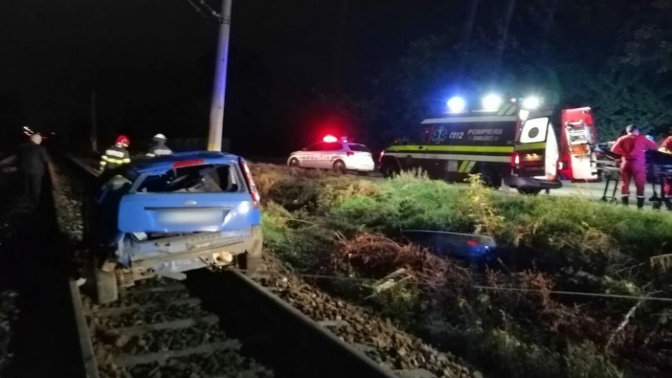 FOTO Accident grav, în Cluj - 4 victime, după ce mașina în care se aflau a ajuns pe șinele de tren și a lovit un stâlp CFR