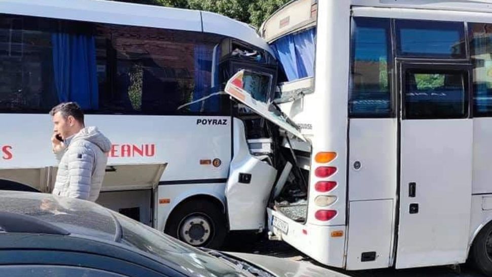 FOTO Accident GRAV în București! Cel puțin 10 VICTIME după ce două microbuze s-au ciocnit în zona Obor