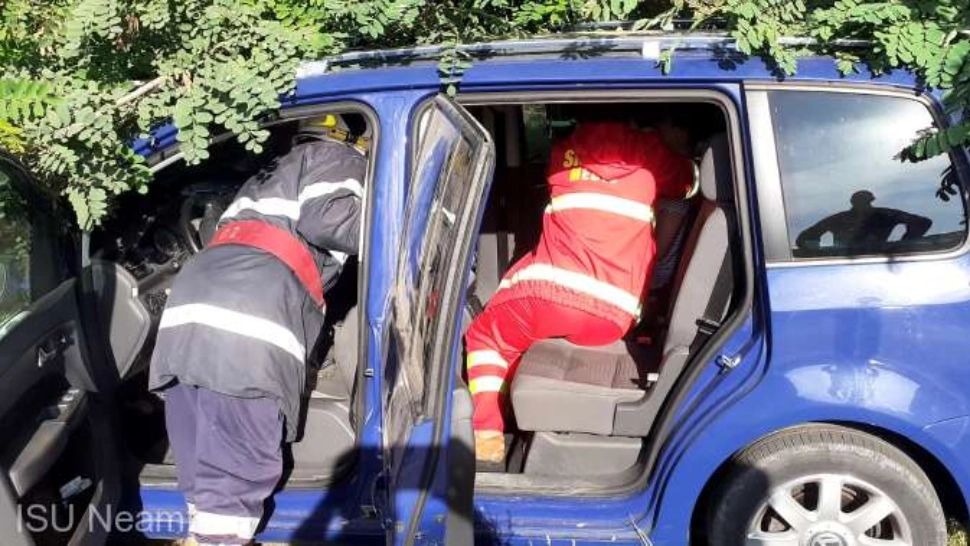Accident grav în Neamț. 2 victime, după ce mașina a intrat într-un şanţ