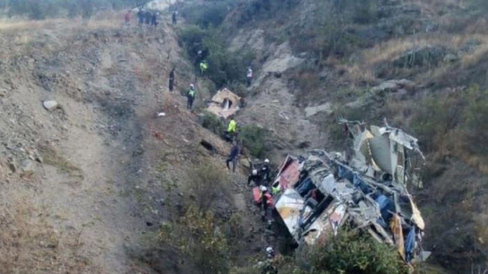 32 de morți după ce un autocar s-a prăbușit într-o râpă - Tragedie fără margini în Peru