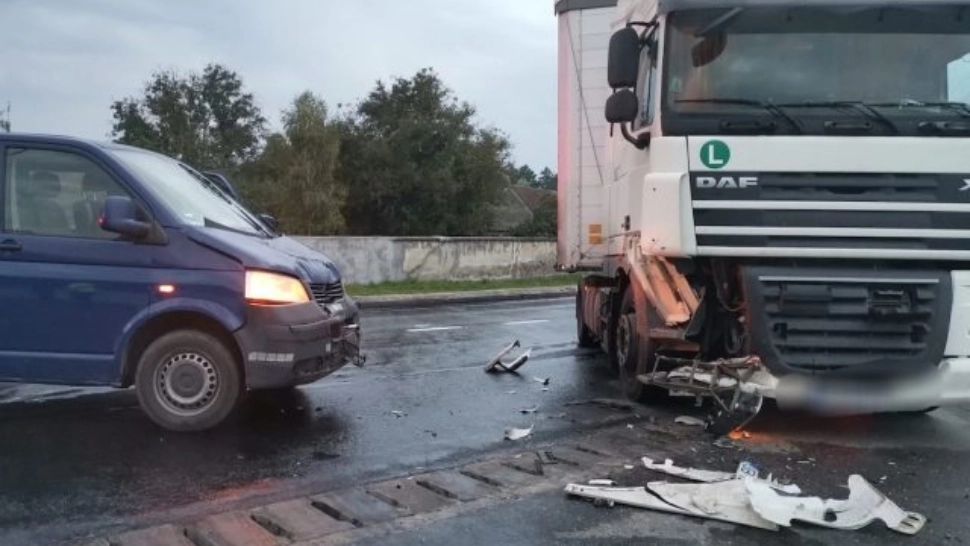 FOTO - Accident grav, în județul Sibiu: impact nimicitor între un TIR și un microbuz cu pasageri - o victimă