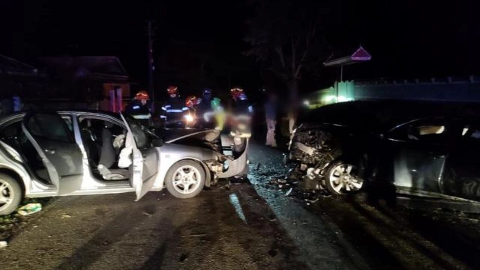 FOTO Accident grav, în Suceava - 5 victime, după ce 2 autoturisme s-au lovit frontal