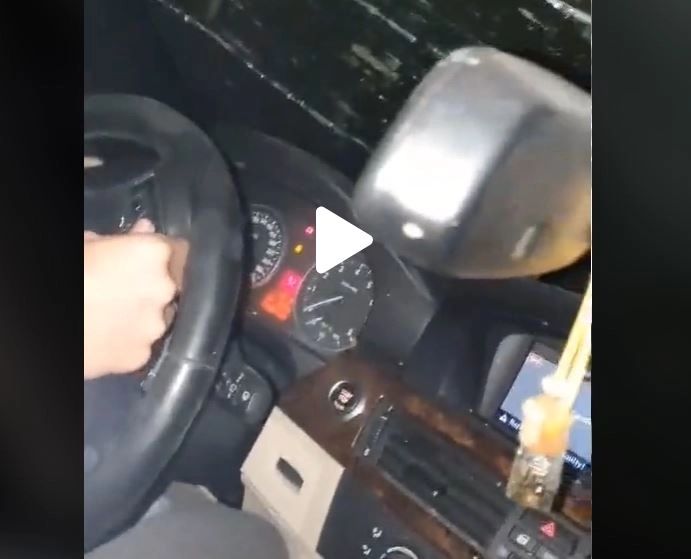 VIDEO – S-au răsturnat cu mașina, însă primul lucru pe care l-au făcut după ce și-au revenit a fost să filmeze asta. Polițiștii s-au crucit când i-au găsit