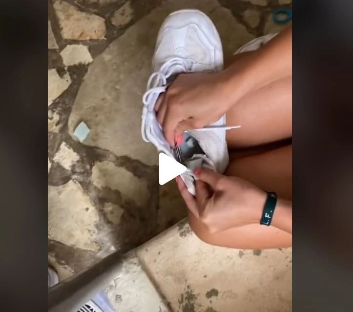 VIDEO – O gâdila ceva în adidas. A observat ceva ciudat și a luat o pensetă că să-l scoată – Când a văzut ce era, era să leșine