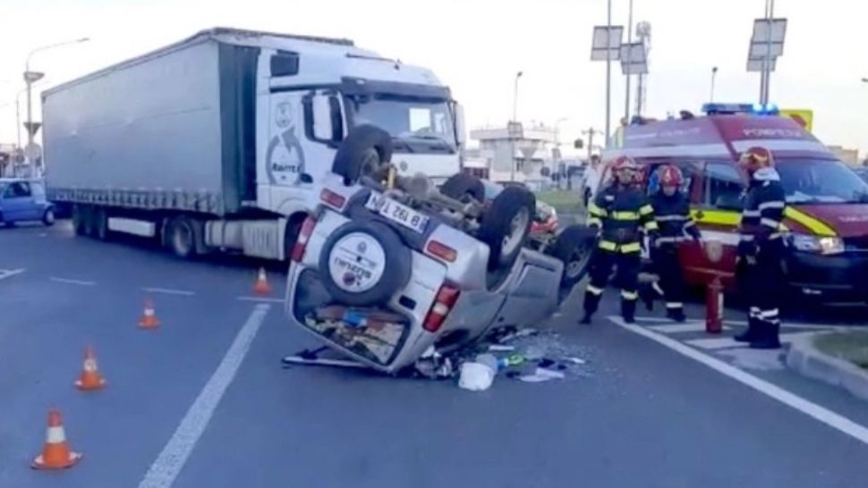 VIDEO | Mașină răsturnată după ce s-a izbit de un TIR, în Argeș. Șoferița este grav rănită