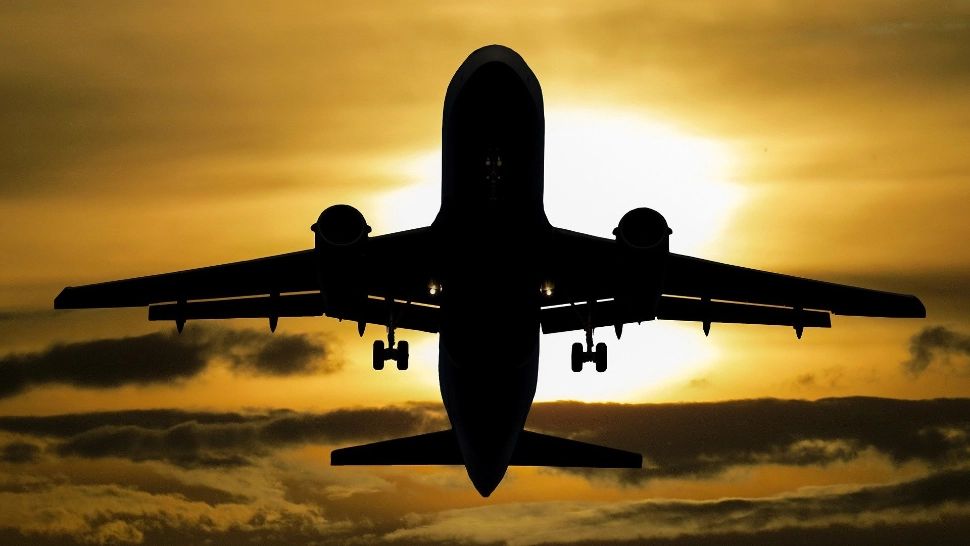 Ce a făcut un pasager căruia i s-a interzis accesul în avion pentru că nu avea certificatul verde. SRI a intervenit