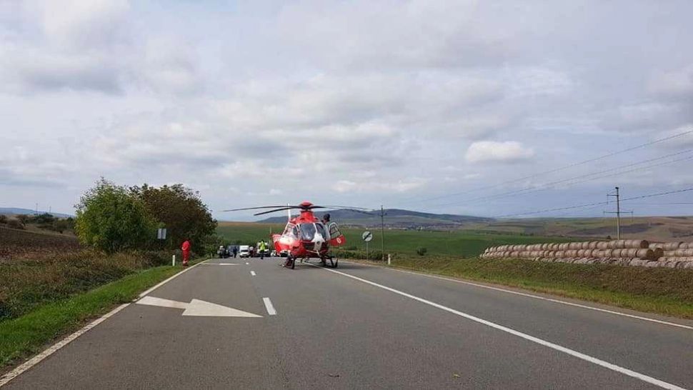 FOTO | Bărbat cu gâtul tăiat descoperit pe un câmp din Alba. A fost dus cu elicopterul SMURD la spital