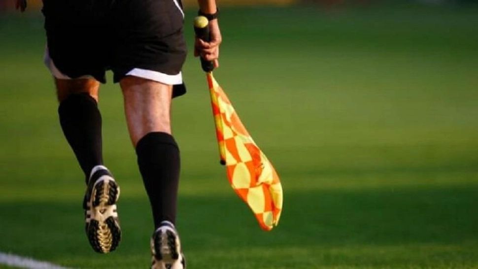 VIDEO | Aşa ceva nu s-a mai întâmplat! Cum a fost incendiată maşina arbitrilor de către suporterii furioşi