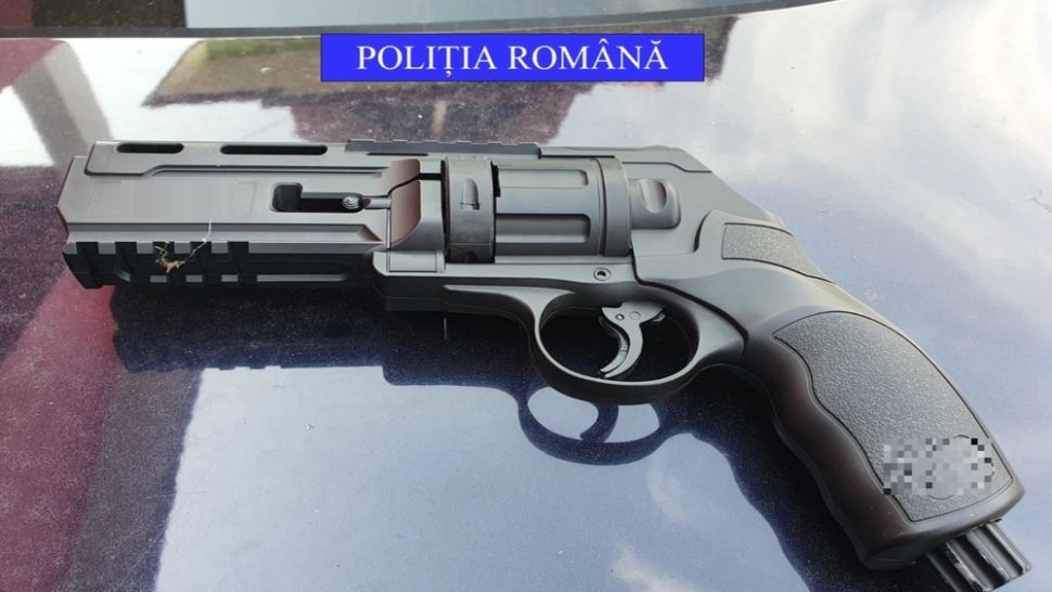 Panică în Olt, în urma unor focuri de armă. Un bărbat a împuşcat 3 persoane