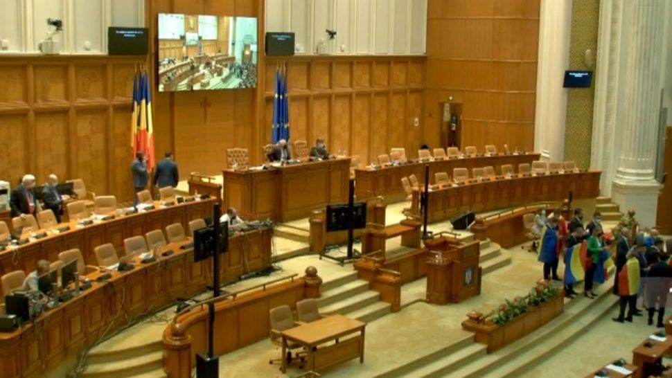 Protest AUR în Parlament! Deputații sunt nemulțumiți că moțiunea de cenzură nu poate fi dezbătută și votată