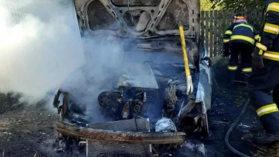 O mașină făcută SCRUM din cauza unui incendiu necontrolat în Giurgiu - Ce s-a întâmplat cu proprietarul