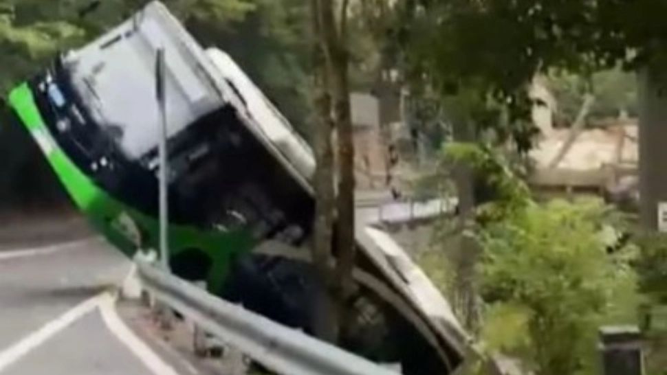 VIDEO | Incident teribil, în Brașov. Un autobuz a căzut în râpă, după ce s-a defectat