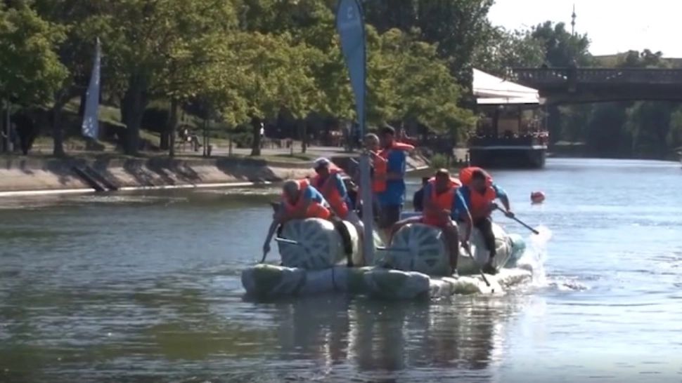 VIDEO | Competiție inedită în România. Bărci din materiale reciclabile s-au întrecut pe Bega