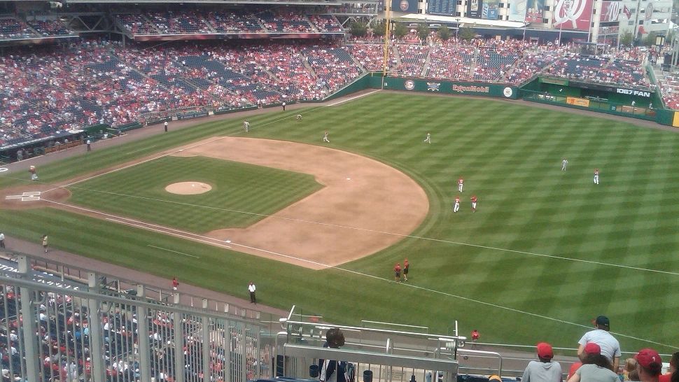 O mamă și fiul ei de 2 ani au murit după ce au căzut din tribune la un meci de baseball