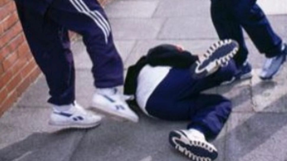 Elev reținut de polițiști după ce a bătut doi profesori