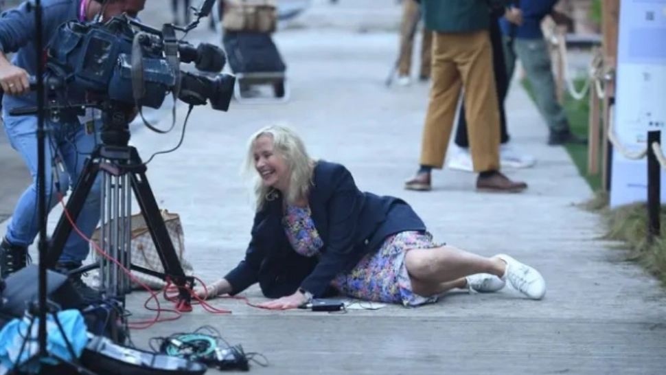 VIDEO | Prezentatoare BBC, răsturnată în direct de câinele-invitat special