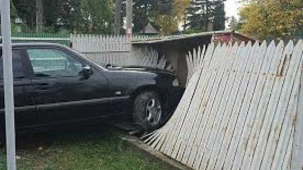 Un șofer din Bacău a dat etilotestul peste cap, după ce a intrat cu mașina în gard. Bărbatul s-a trezit în arest