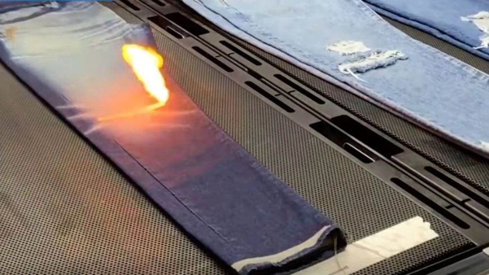 VIDEO – Cum se fac blugii – Imagini inedite dintr-o fabrică cu laser