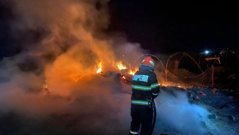 Incendiu de amploare în Botoșani, după ce 3 frați au dat foc, din joacă, unui depozit de furaje