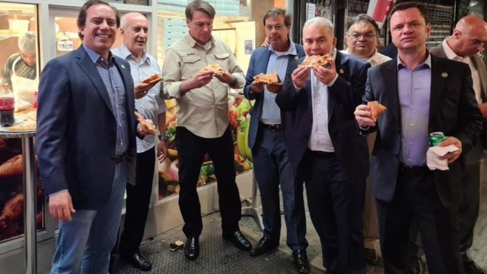 Președintele brazilian, obligat să mănânce pizza pe stradă, la New York... pentru că nu s-a vaccinat împotriva COVID-19
