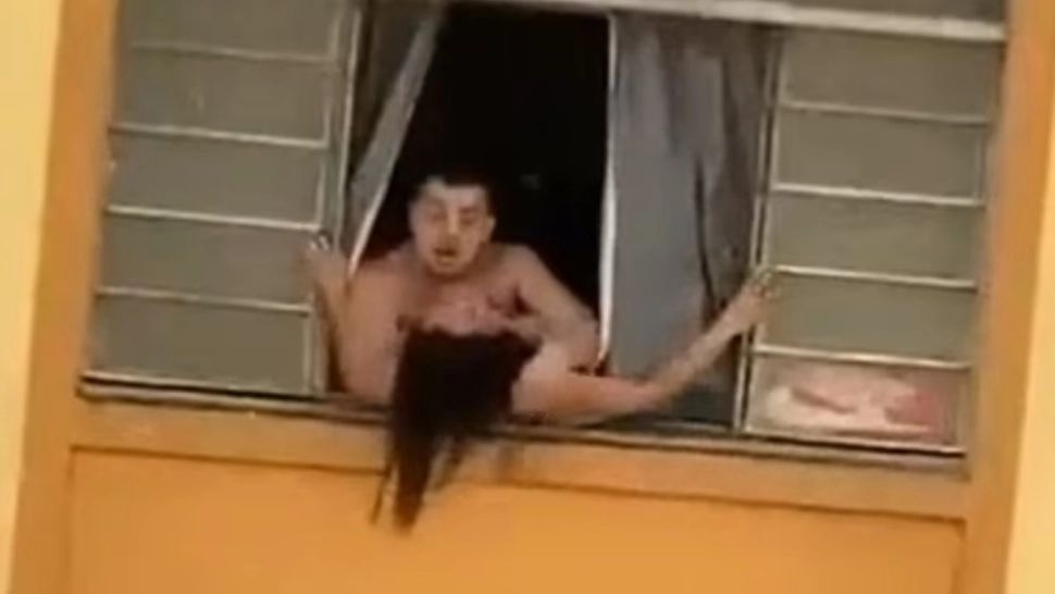VIDEO | Scene șocante, în Brazilia. O femeie însărcinată a încercat să sară de la etaj de frica soțului agresiv 
