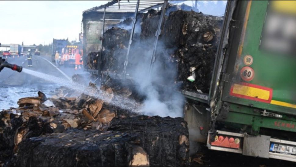 VIDEO | Accident grav pe o autostradă din Ungaria: 2 victime, în urma unui impact violent. Incendiu de amploare la un camion 