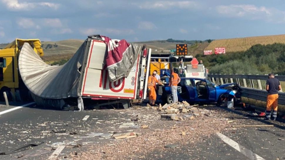 FOTO | Carambol cu 3 maşini şi 2 TIR-uri pe A1, în Alba. Trafic blocat